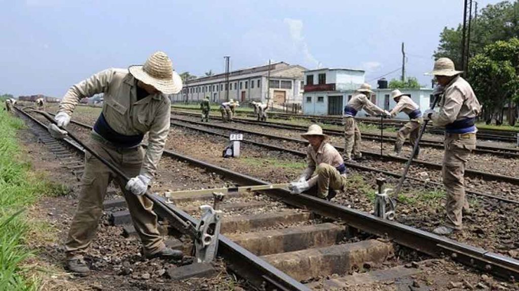 Ferrocarril en Cuba: Sobre rieles a pesar de los obstáculos 2 La reparación de vías es otra tarea priorizada. Foto: Vanguardia.
