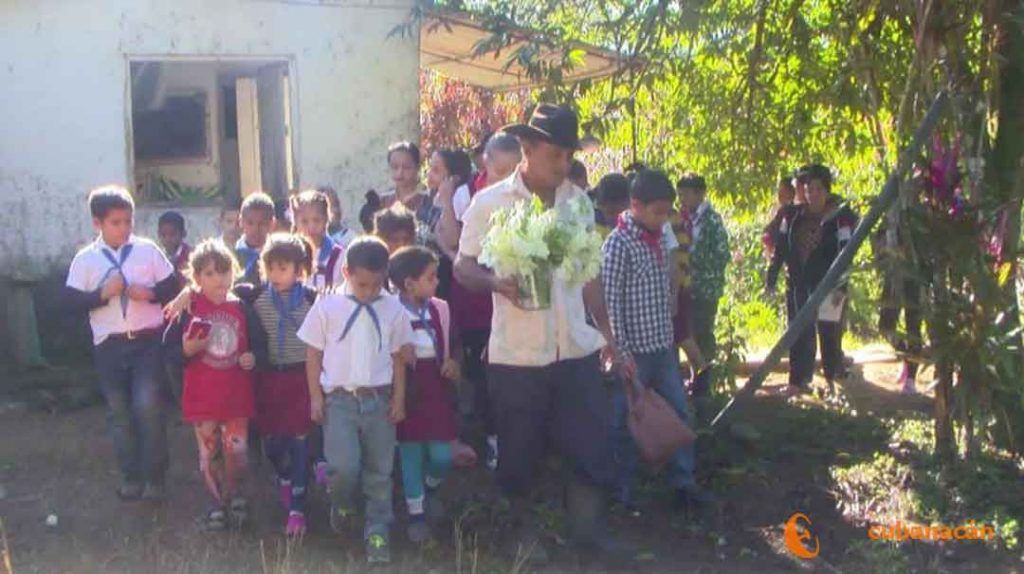 Con Martí en el corazón 1 Genaro y los niños colocan las flores en homenaje al Maestro.