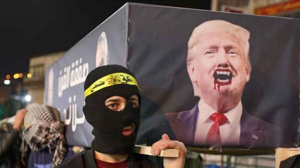 Palestinos llevan un ataúd simbólico con el retrato del presidente de EE.UU., Donald Trump, en una protesta, Naplusa, 28 de enero de 2020. Foto: AFP.