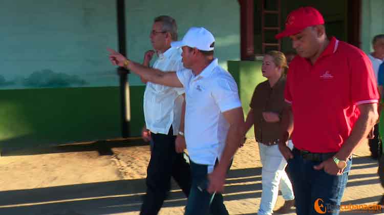 Recorre Ministro de la Agricultura fábrica de pienso y Empresa Agropecuaria Valle del Yabú 1 ministro agricultura en Vc enero 20