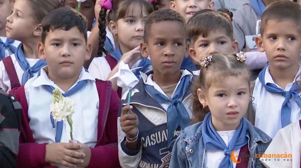 Continúan los actos de desagravio a Martí 1 pioneros primaria