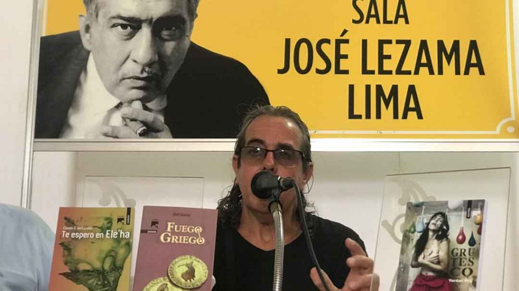 edelmis anoceto presenta libro en FIL2020 roxana