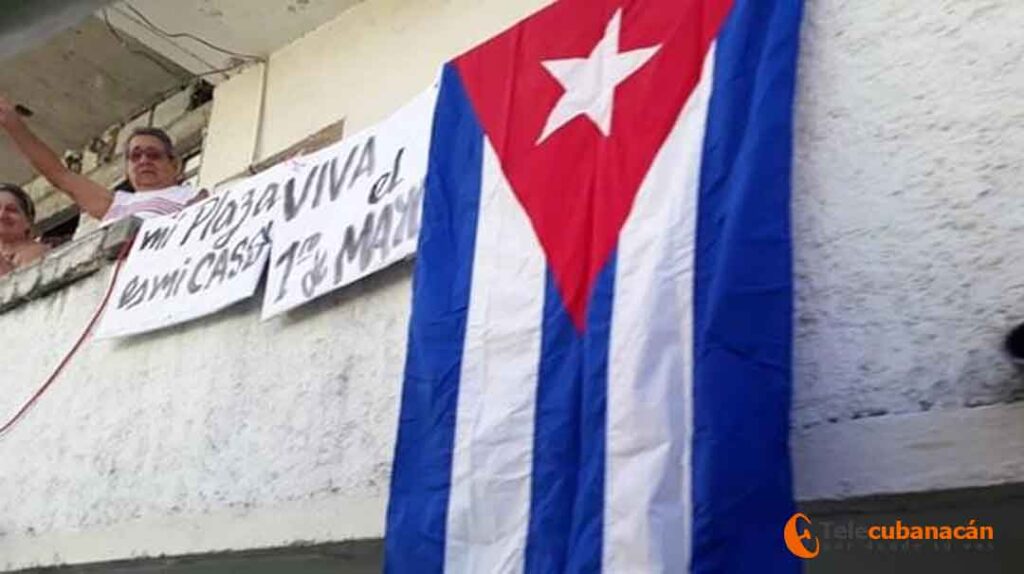 bandera cubana en balcón