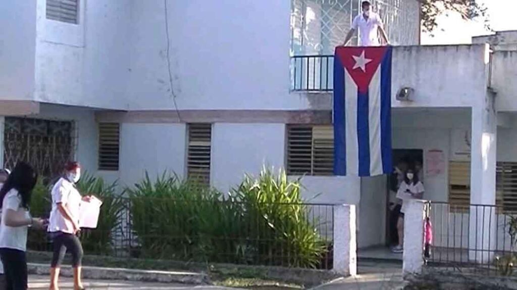 edificio con bandera