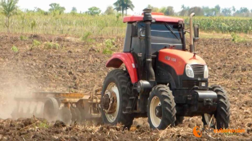 i tractor en tierra