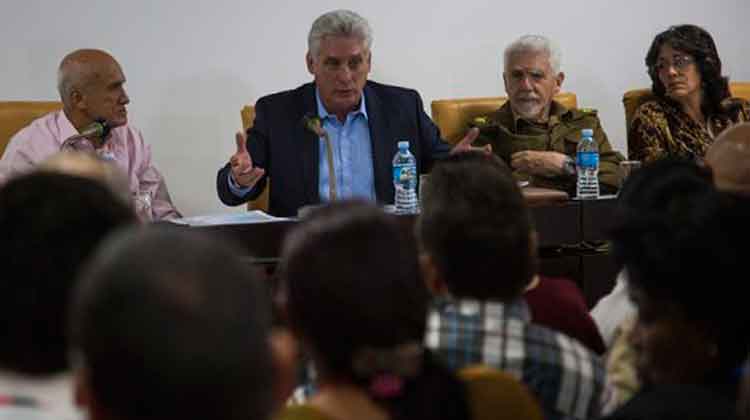 Miguel Díaz-Canel asiste a análisis del programa de la vivienda en trabajo en comisiones del Parlamento. Foto: Irene Pérez/ Cubadebate.