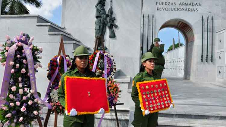 Raúl Castro y Díaz-Canel enviaron ofrendas florales al Pombo, fallecido este domingo. Foto: Roberto Garaicoa.