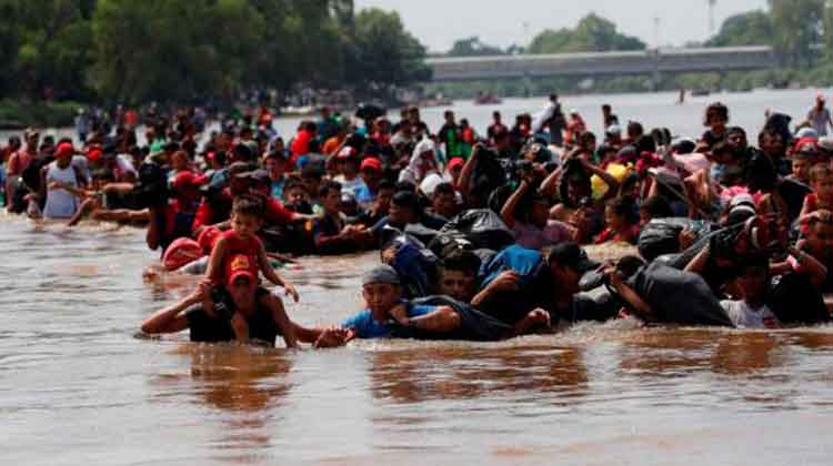 Migrantes cruzan el profundo río Suchiate, que separa a Guatemala de México. Foto: RTVE.