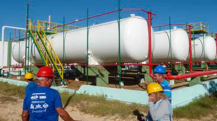 La terminal de gas licuado del petróleo, enclavada en la Zona Industrial de Cienfuegos, se erige como otro baluarte de la economía cubana en beneficio de la realidad socioeconómica de la nación. Foto: Julio Martínez Molina.