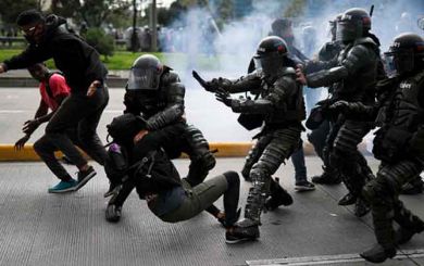 Fuerza policial represiva agrede a manifestantes en Colombia