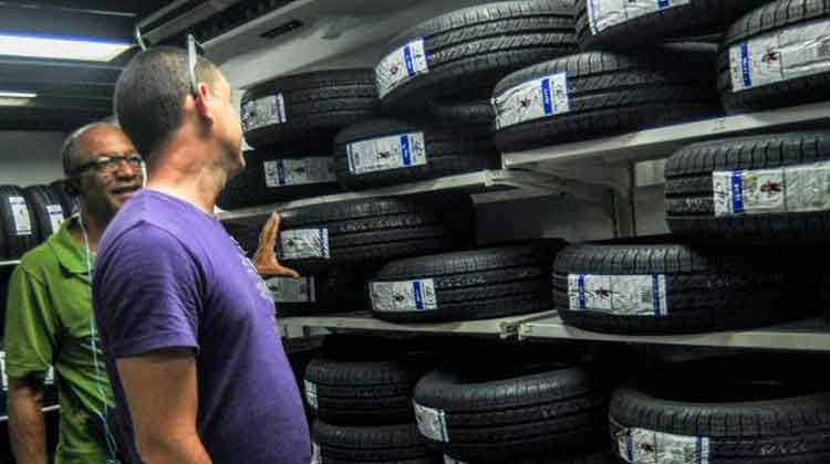 En la familia automotriz, los surtidos de mayor demanda han sido los neumáticos, por la calidad Foto: Dunia Álvarez Palacios