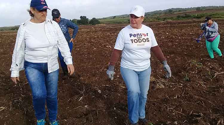 La primera secretaria del PCC en Villa Clara, Yudí Rodríguez Hernández (derecha), encabezó la actividad. Foto: Francisnet Díaz Rondón/Vanguardia.