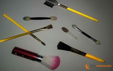 Cómo limpiar las brochas de maquillaje