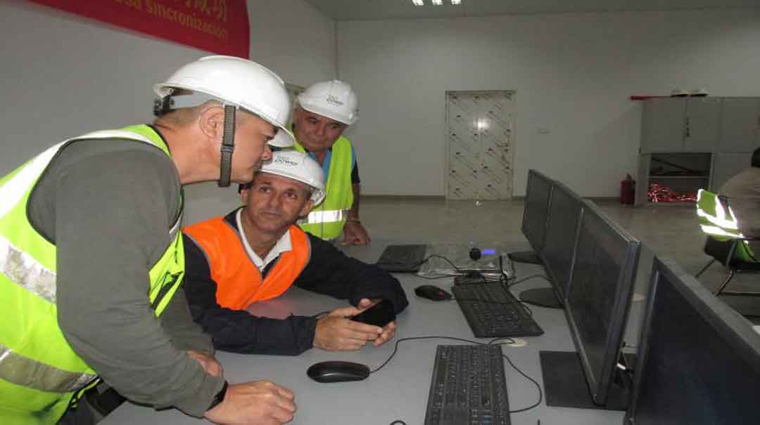 Especialistas de Cuba y la República Popular China supervisan en la sala de control cada detalle en el funcionamiento de la bioeléctrica. Foto: Ortelio González Martínez