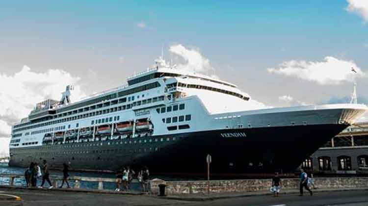 El buque Veendam, de la compañía estadounidense Carnival Corporation, arribó a la Terminal de Cruceros Sierra Maestra de La Habana. Foto: L Eduardo Domínguez/ Cubadebate.