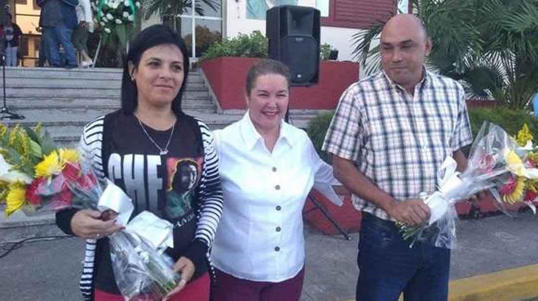 En la sede del Comité Provincial del Partido en Villa Clara se honró la memoria de José Martí, el más universal de los cubanos, a pocos días del 167 aniversario de su natalicio. En la cita matutina, la dirección política de la provincia agasajó al Gobernador y la Vicegobernadora, en el inicio de su gestión tras ser elegidos este 18 de enero. Foto: Beatriz Hernández.