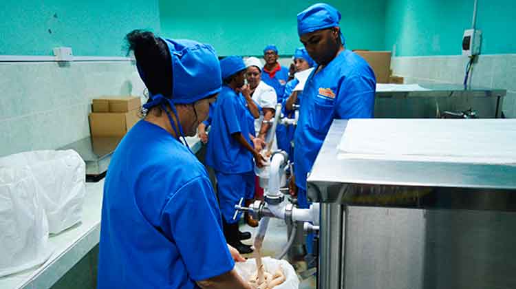 Avanza la inversión de la industria láctea, se instalaron nuevas plantas de helados en Santa Clara y Camajuaní. Foto: Ernesto Álvarez Alonso.