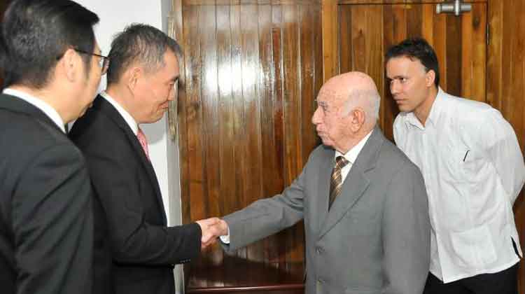 José Ramón Machado Ventura, Segundo Secretario del Comité Central del Partido Comunista de Cuba, acompañado por varios miembros del Buró Político y del Secretariado, recibió a Qian Xiaoqian, miembro del Comité Central del Partido Comunista de China y Secretario del Comité del Partido de la Asociación de Escritores de China. Foto: Ismael Batista Ramírez