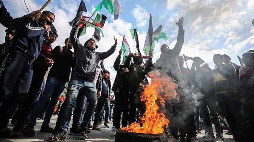 Jóvenes palestinos protestan contra el llamado “acuerdo del siglo” , ayer en Gaza. Foto: EFE.