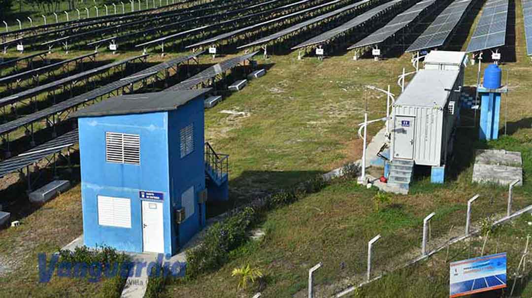 La instalación de un parque fotovoltaico en la UCLV muestra el empeño de investigadores, profesores y estudiantes en el aprovechamiento de las fuentes renovables de energía y el cambio de matriz energética del país. Foto: Carlos Rodríguez Torres/Vanguardia
