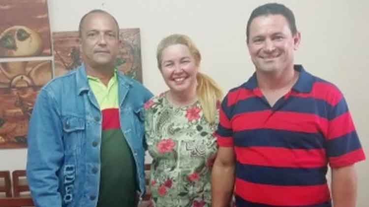 La compañera YudÍ Rodríguez Hernández, Primera Secretaria del Partido en Villa Clara destacó la entrega, fidelidad a las tareas partidistas y capacidad demostrada por Odelvis.Luis Vázquez (tercero de izquierda a derecha), nuevo primer secretario del PCC en Caibarién. Fotos: Máximo Luz, de CMHS, Radio Caibarién