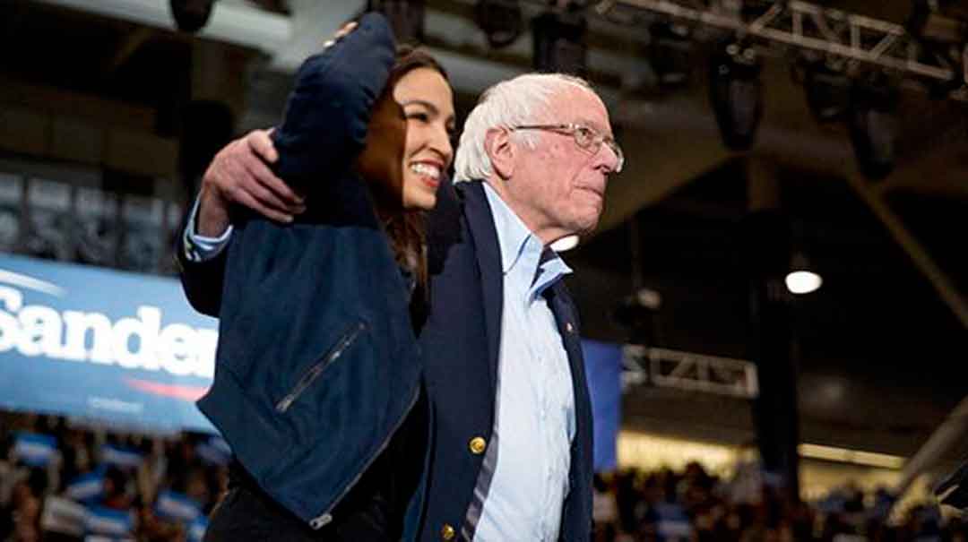 Bernie Sanders junto a la congresista Alexandria Ocasio-Cortes en un “rally” en Durham, N.H. Foto: AP.