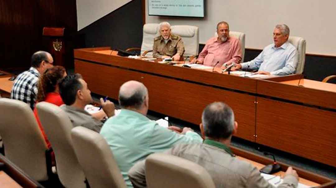El mandatario cubano chequea habitualmente los programas priorizados para el gobierno nacional. Foto: Radio Rebelde.