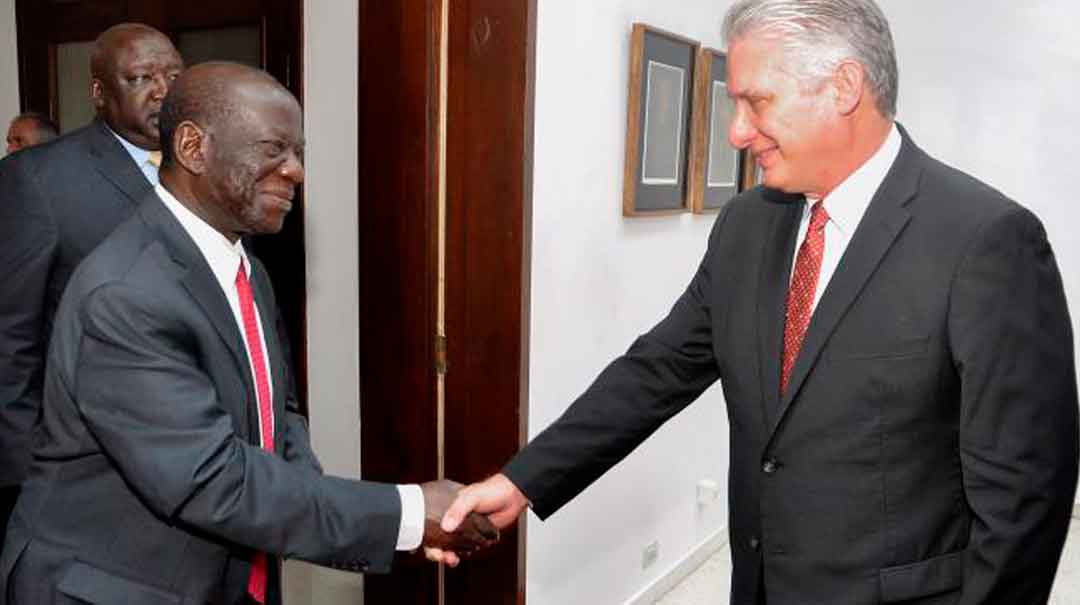 En un ambiente de cordialidad, ambas partes dialogaron sobre las históricas relaciones de amistad entre los pueblos de Cuba y Uganda. Foto: Estudios Revolución