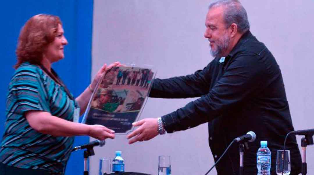 Un reconocimiento especial para el General de Ejército Raúl Castro recibió Manuel Marrero de manos de Elizabeth Peña. Foto: Miguel Rubiera Justiz/ACN