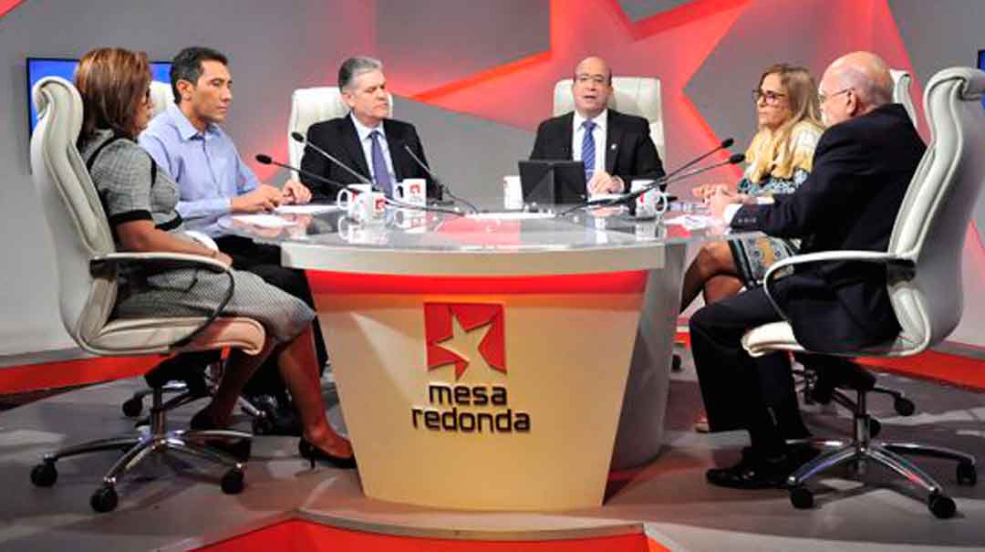 Ministros y funcionarios cubanos comparecen en la Mesa Redonda. Foto: Roberto Garaycoa Martínez/Cubadebate.