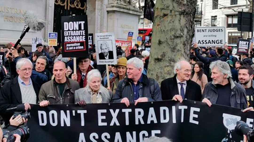 La protesta estuvo encabezada por el padre del periodista australiano, John Shipton, el exlíder de Pink Floyd, Roger Waters, el director de Wikileaks, Kristinn Hrafnsson, el cantante Brian Eno, y la diseñadora de modas Vivienne Westwood. Foto: Sputnik.