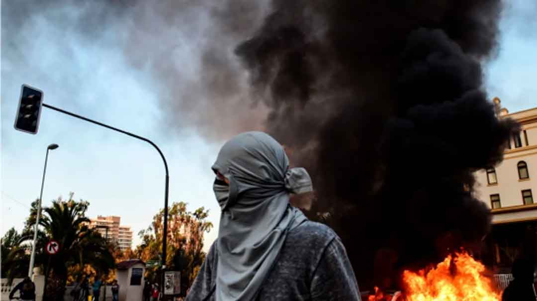 Manifestantes protestaron y causaron destrozos en el estreno del festival de Vina del Mar en Chile. Foto: Martin Bernetti / AFP