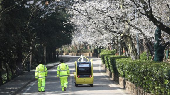 Personal-de-seguridad-en-una-calle-de-Wuhan-Hubei-China-el-17-de-marzo-de-2020.-Reuters-580x325