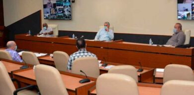 Presidente cubano resalta papel de las instituciones de Salud en el enfrentamiento a la COVID-19
