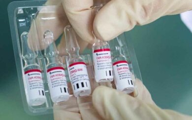 Más de 100 médicos de EE.UU. comprueban que la vacuna rusa Sputnik V «incita la formación de anticuerpos y es segura»