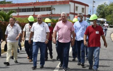 Presidente cubano visita termoeléctrica Carlos Manuel de Céspedes y otros sitios de interés en Cienfuegos