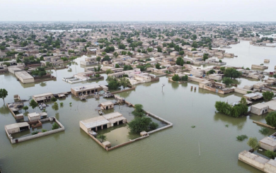 Pakistán declara en zona catastrófica por inundaciones ocho nuevos distritos