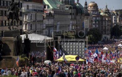 Miles de checos protestan contra las sanciones a Rusia y contra la OTAN