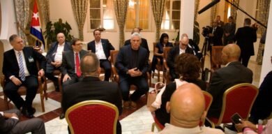 Dialogó Díaz-Canel con colaboradores cubanos en Argelia
