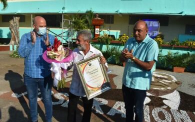 Celebran en Villa Clara Acto Nacional por el Día del Educador
