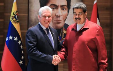 Mandatario cubano sostienen encuentro de trabajo con Maduro