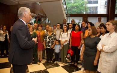 Sostiene Díaz-Canel encuentro con la misión estatal que cumple labor en Argentina