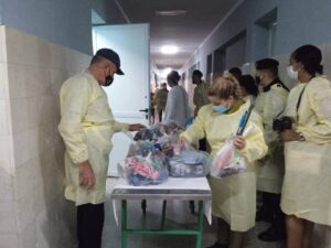 FB_IMG_1691943463747-300x225 Realizan miembros del MININT donación de juguetes a pacientes del área 4 del pediátrico villaclareño