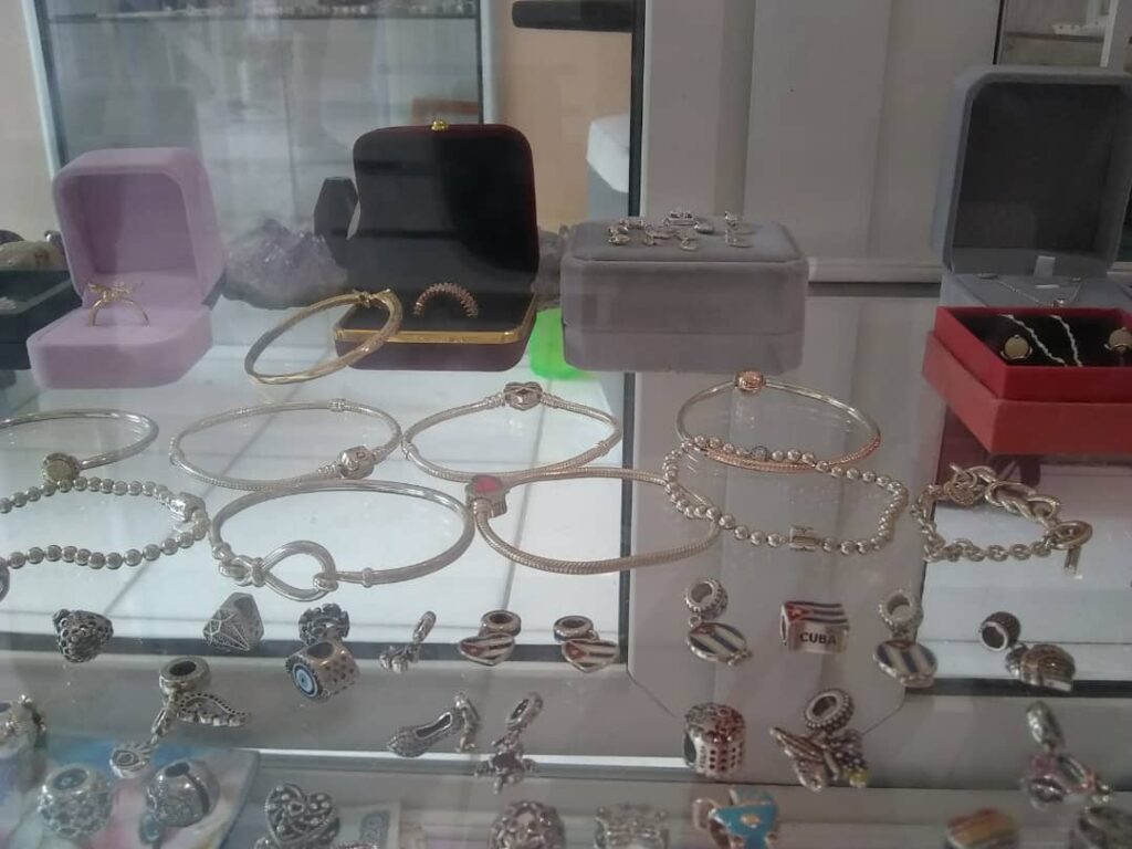 IMG-20230804-WA0079-1024x768 Creatividad y calidad de los artesanos villaclareños (+Fotos)