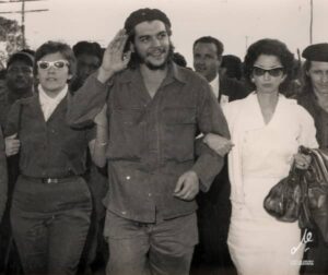 Aleida March, el Che y Ernestina en el acto por el primer aniversario de la Batalla de Santa Clara, 28 de diciembre de 1959.