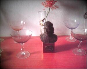 “Altar” al jefe y al amigo en la sala de casa de Ernestina.