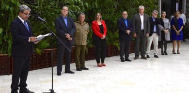 Preside Díaz-Canel entrega de condecoraciones a educadores de Cuba