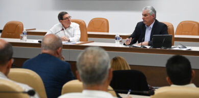 Presidente cubano encabeza reunión de balance del Minrex