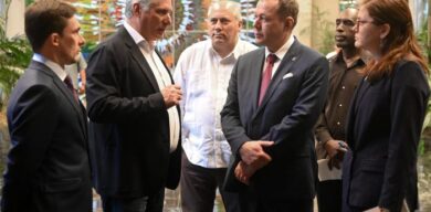 Recibe Díaz-Canel a autores del monumento a Fidel en Moscú