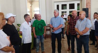 Intercambia Presidente cubano con trabajadores del Club Juvenil